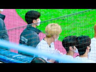 [FANCAM] 210424 Себин на бейсбольном матче KBO «League 2021: SSG Landers vs Kiwoom Heroes».