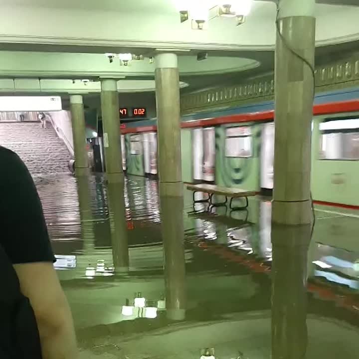 Ясенево вода. Потоп в метро Ясенево. Потоп на станции Ясенево. Метро затопило. Потоп в метро.