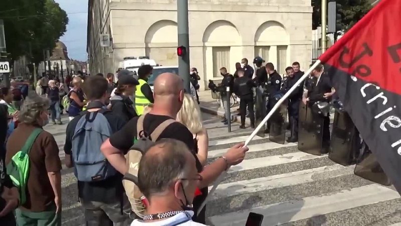 #Besancon #manifs24juillet. Gendarmes & Policiers enlèvent leurs casques et boucliers - Les manifestants les ont applaudi👍🏻