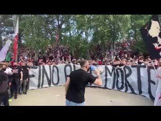 La Curva Sud Milano carica i ragazzi a Milanello