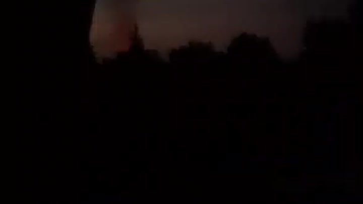 Пожар в деревне Дубки Уже 2 пожарные проехали .1 скорая Вроде не могут потушить..