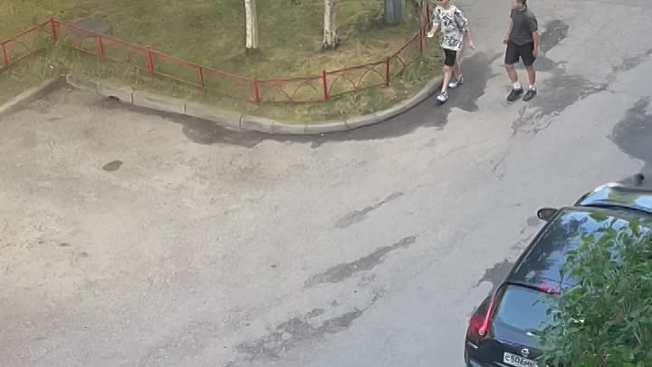 Школьники воруют колпачки на колёсах машин во дворе на проспекте Пятилеток.
