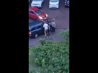 В Красноярском крае бухой пассажир вышел из машины и избил девушку-водителя из другого автомобиля