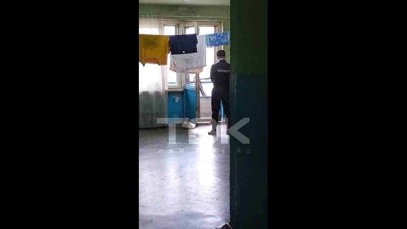 В Красноярске полицейские уговорили девушку слезть с края балкона 7 этажа