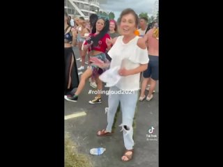 Девушка танцует под трек Kodak Black на Rolling Loud 2021