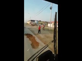 Видеофакт в Якутске водитель автобуса засыпал яму на дороге (1).mp4