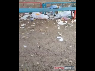 Ничего не меняется: на детской площадке в Аршинцево дети играют среди мусора