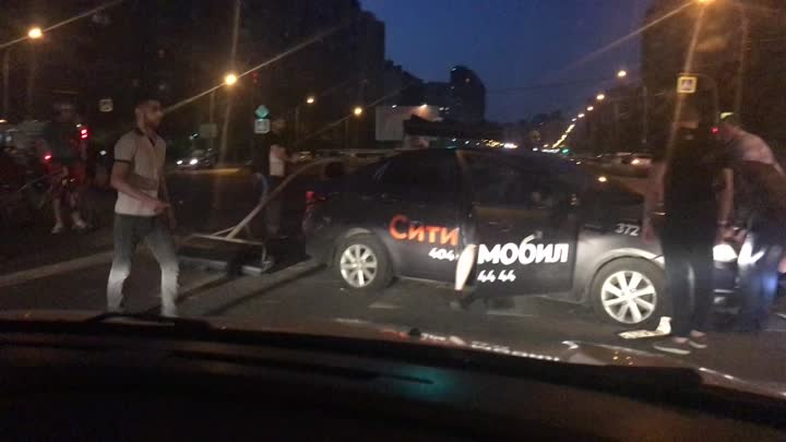 На перекрёстке к Хошимина и композиторов столкнулись Киа Ситимобил, Suzuki и Приора. Сломали светоф...