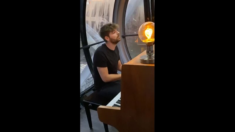 Florian Christl playing piano on the ferris wheel