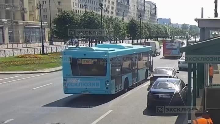 Видео, как Mercedes вчера вылетел на газон на Московском проспекте. Новость о ДТП: https://vk.com/...