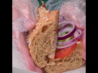 Саб (SUB) - единственный и настоящий 💚

✅ Мягкий хлеб
✅ Вкусная начинка
✅ Много овощей
✅ Любимый соус

На фото: сэндвич Свинина