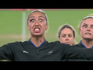 Женская сборная Новой Зеландии по регби выполняет хака после завоевания золота