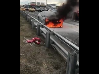 Около въезда на Щелковское шоссе горит авто