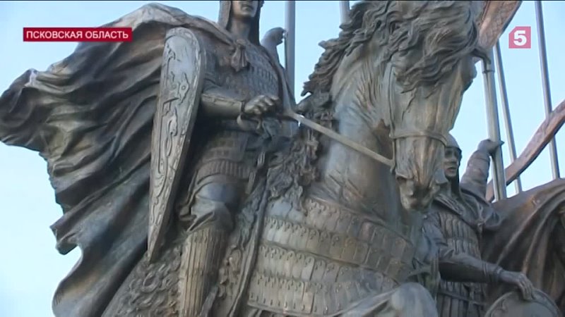 Гигантский монумент появился на берегу Чудского