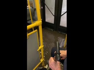 вода в автобусе