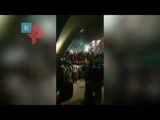 Эвакуация людей в аэропорту Кабула