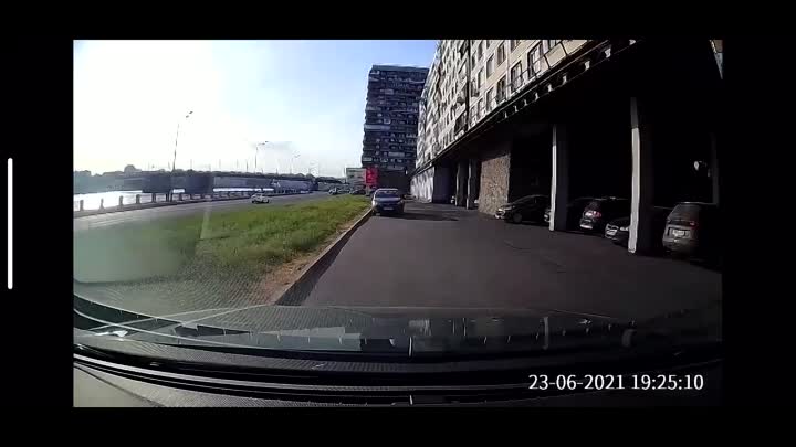 Видео как Peugeot скатился на Октябрьскую набережную, где столкнулся с другой машиной. Новость ранее:...