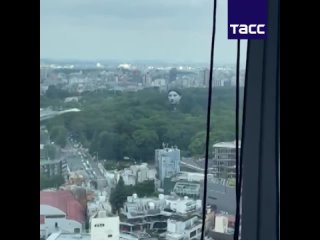 В токийском парке запустили гигантский воздушный шар в форме человеческой головы