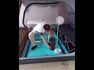 Китаец демонстрирует раскладную мебель для палатки