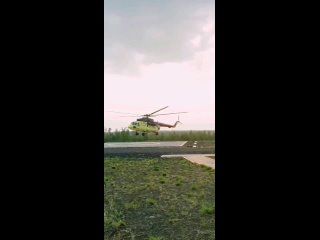 Улетающий вдаль вертолёт.mp4