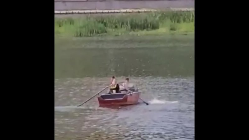 Дети без спроса катались на лодке Чебоксарский