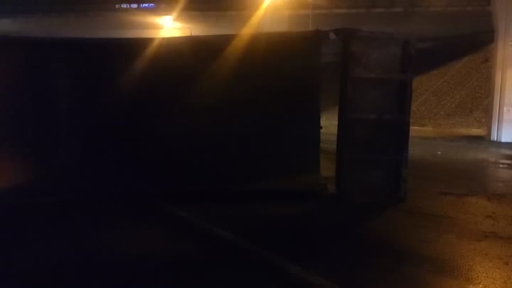 На дороге в Бугры под КАД упал самосвал, зацепив мост открытым бортом.