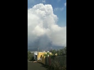 Пепловыброс на вулкане на острове Пальма (Канарские острова, Испания, )