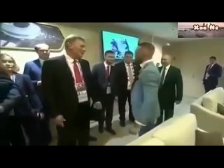 Pеакция охраны Путина, когда Макгрегор положил руку на плечо президента.