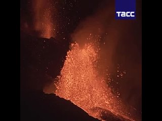 Лава от извергающегося вулкана на Пальме разрушила около 600 зданий