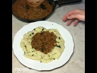 Картофельные вареники с мясным соусом и овощами (ингредиенты в описании)