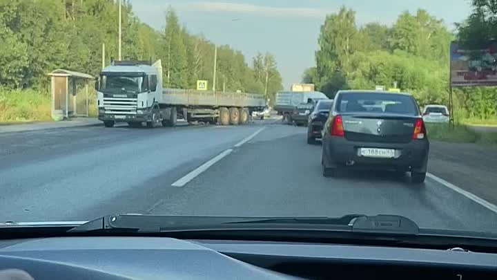Вечернее ДТП на Волхонском шоссе между грузовиком и старенькой легковушкой.