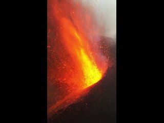 Красочное извержение вулкана на острове Пальма (Канарские острова, сентябрь 2021).