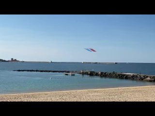 Выступление пилотажной группы Patrouille de France  вблизи г. Сен-Жан-де-Люз  на побережье Атлантического океана ; 16 окт 2021