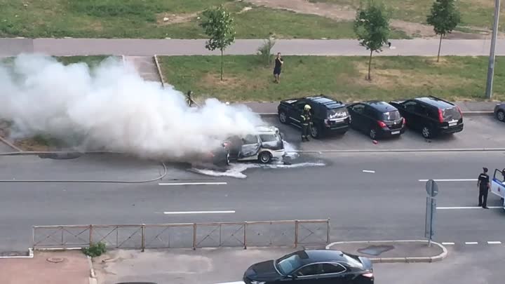 Сгорел автомобиль на Туристской возле дома 38, были слышны хлопки, вроде пострадавших нет. Полиция п...