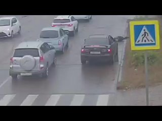 Видео бегства водителя и пассажиров «Мазды» с места ДТП в Улан-Удэ