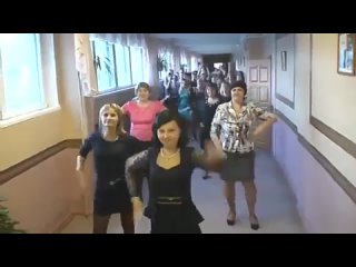 Учителя отожгли в коридоре! ))