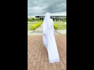 Gaya Wanita Muslimah Cantik Berbusana Putih Hijaber