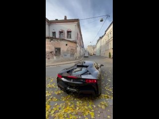 Осенняя Ferrari SF90 Stradale