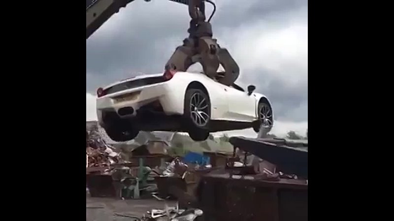 Разорвали на куски Ferrari 458