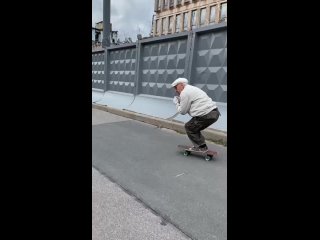 В Петербурге по тротуару мастерски прокатился 73-летний скейтбордист