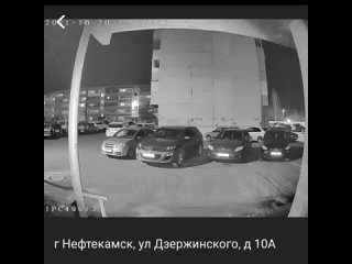 В башкирском Нефтекамске полуголый мужчина избил на улице женщину, которая выбежала из подъезда.