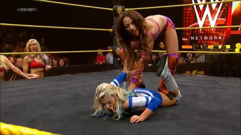 Alexa Bliss vs Sasha Banks (w/Summer Rae & Charlotte)
