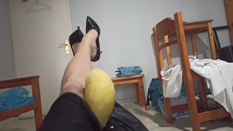 thighs crush fruits