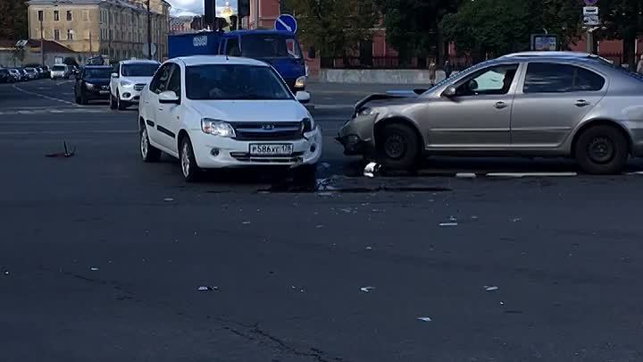 На пересечении Загородного проспекта и Введенского канала не разъехались Лада и Skoda