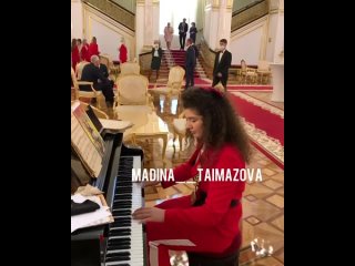 Мадина Таймазова играет на пианино