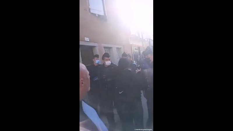 Des manifestants opposés à, Macron ont été expulsés de la Place de l Hôtel de ville de,