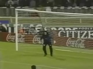 Голкипер колумбийской сборной Рене Игита (Rene Higuita) “Удар скорпиона“