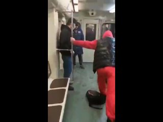 В московском метро жестоко избили молодого парня.

Расправа произошла прямо в вагоне, на перегоне между станциями «Измайловская»