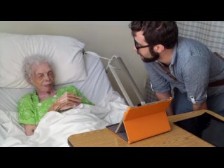 Ex dançarina de 102 anos se vê no filme pela primeira vez