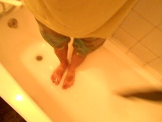 Босиком походил — теперь в ванную залез помыть ножки! ()